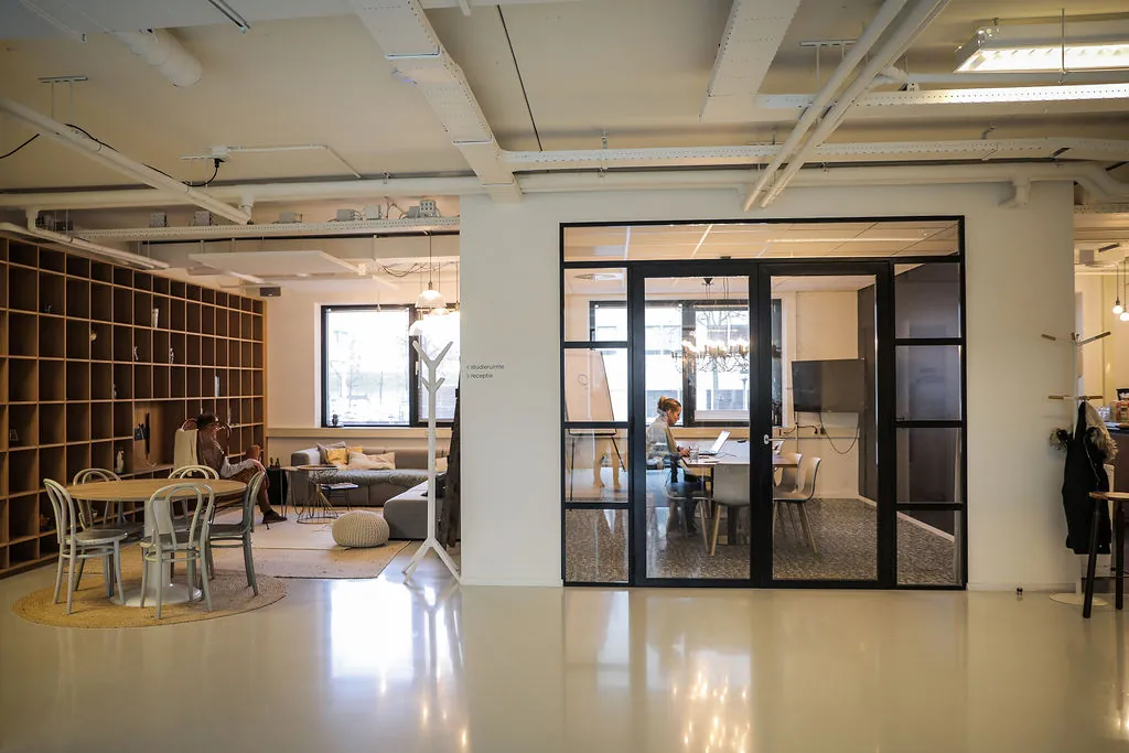 Moderne kantoorruimte aan de Marten Meesweg met een vergaderruimte en open zithoek.